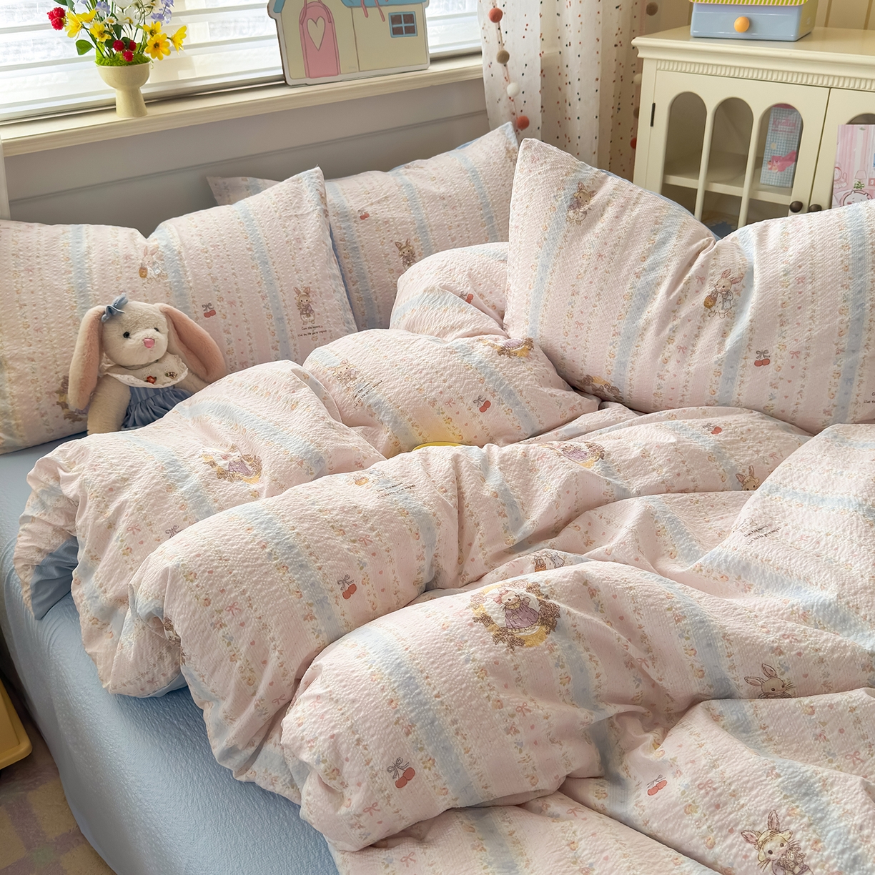 91家纺网 家纺一手货源 找家纺 优承佳生活馆 2026新款卡通小清新风格高克重超柔软糯泡芙双层纱面料三件套四件套单被套系列 （提供买家秀） 芭比兔