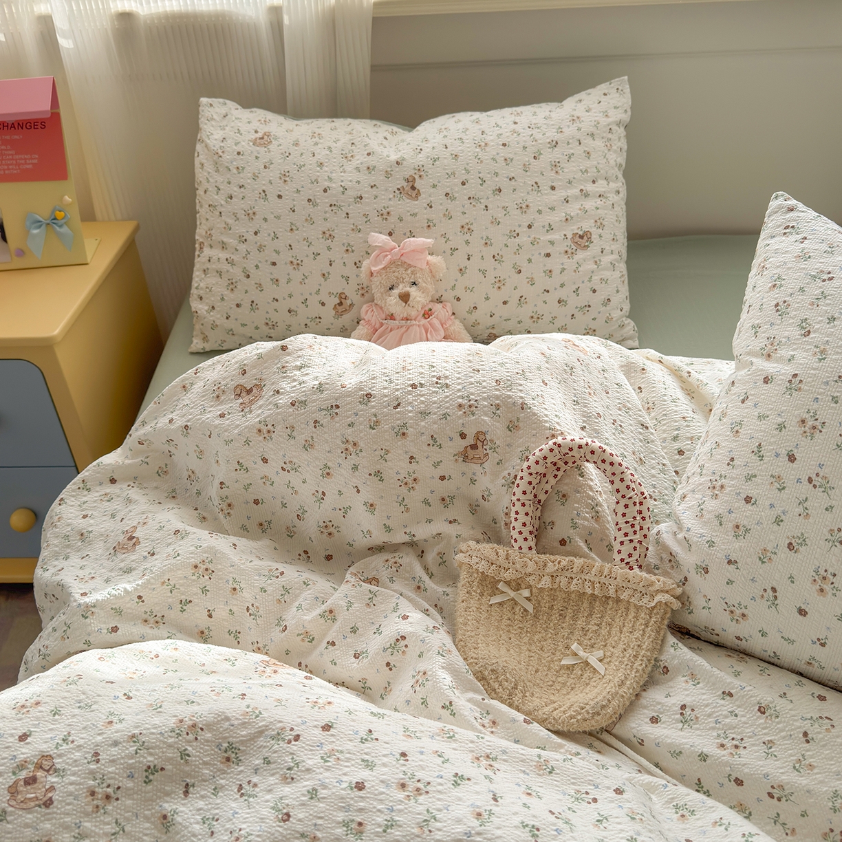 91家纺网 家纺一手货源 找家纺 优承佳生活馆 2026新款卡通小清新风格高克重超柔软糯泡芙双层纱面料三件套四件套单被套系列 （提供买家秀） 春日木马