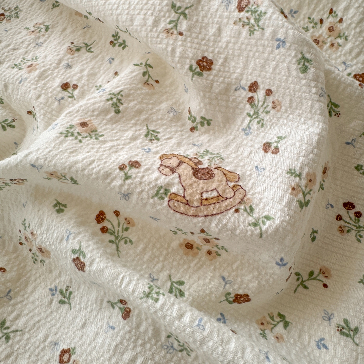 91家纺网 家纺一手货源 找家纺 优承佳生活馆 2026新款卡通小清新风格高克重超柔软糯泡芙双层纱面料三件套四件套单被套系列 （提供买家秀） 春日木马