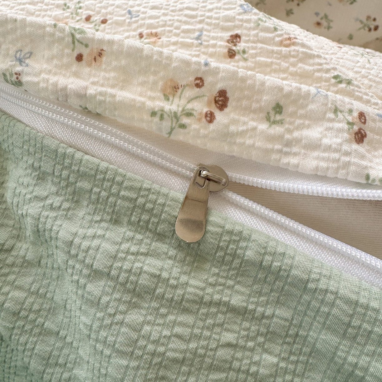 91家纺网 家纺一手货源 找家纺 优承佳生活馆 2026新款卡通小清新风格高克重超柔软糯泡芙双层纱面料三件套四件套单被套系列 （提供买家秀） 春日木马