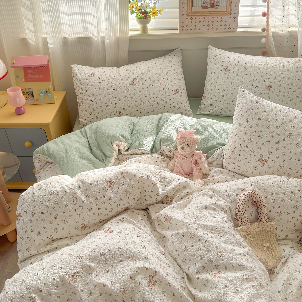 91家纺网 家纺一手货源 找家纺 优承佳生活馆 2026新款卡通小清新风格高克重超柔软糯泡芙双层纱面料三件套四件套单被套系列 （提供买家秀） 春日木马