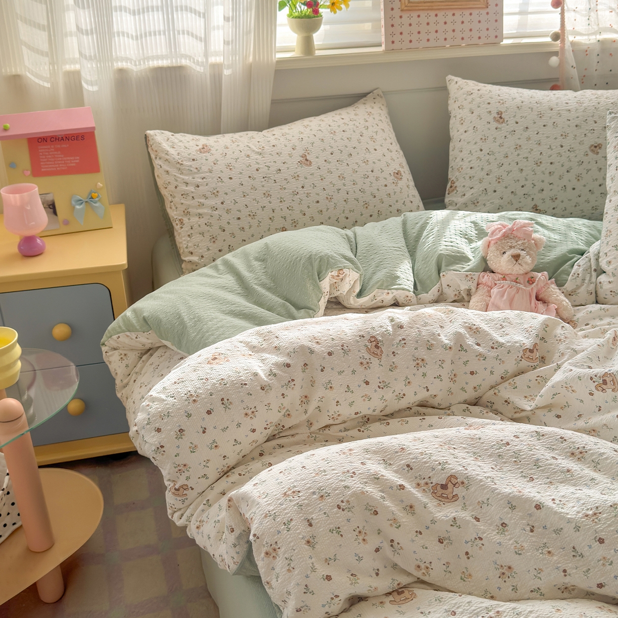 91家纺网 家纺一手货源 找家纺 优承佳生活馆 2026新款卡通小清新风格高克重超柔软糯泡芙双层纱面料三件套四件套单被套系列 （提供买家秀） 春日木马