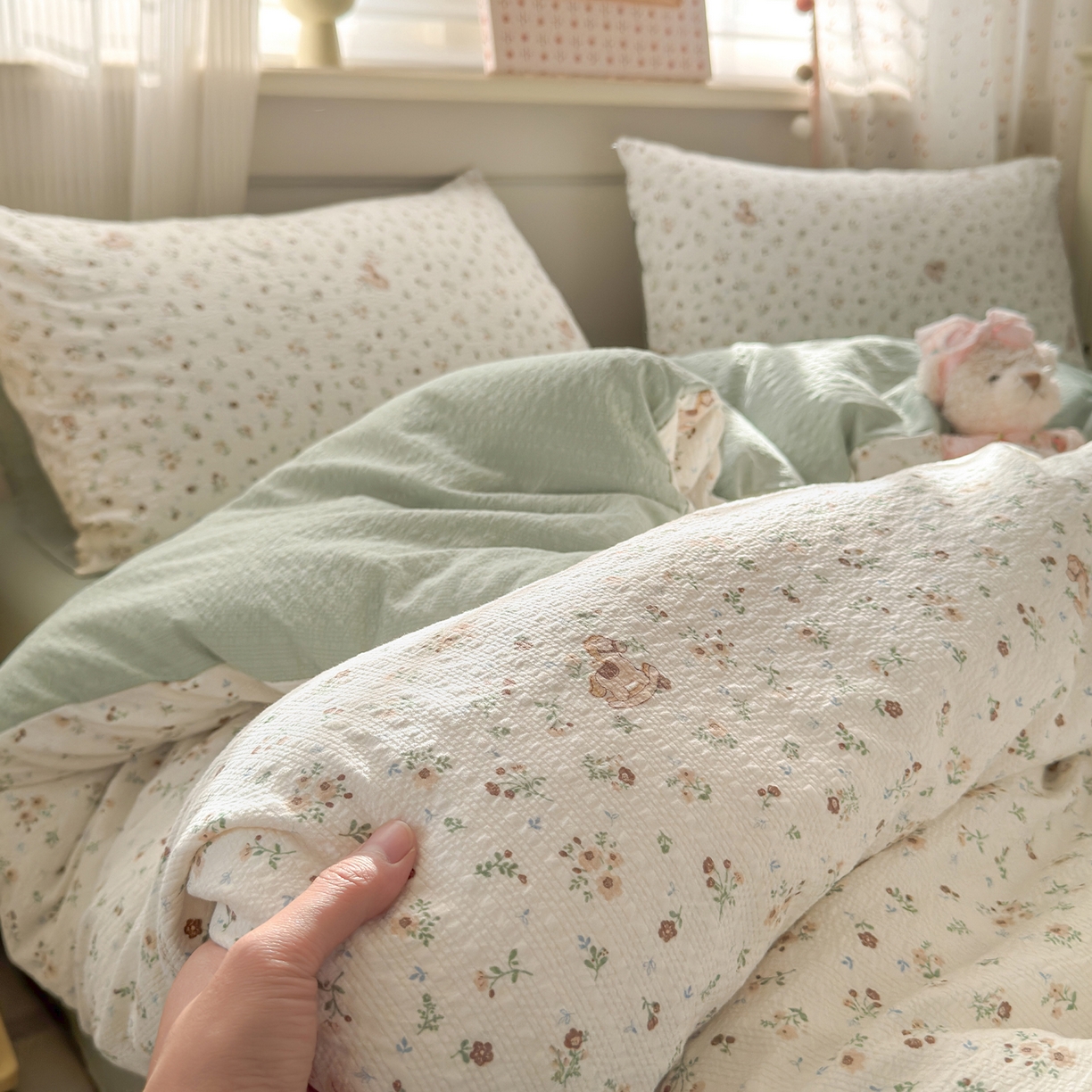 91家纺网 家纺一手货源 找家纺 优承佳生活馆 2026新款卡通小清新风格高克重超柔软糯泡芙双层纱面料三件套四件套单被套系列 （提供买家秀） 春日木马