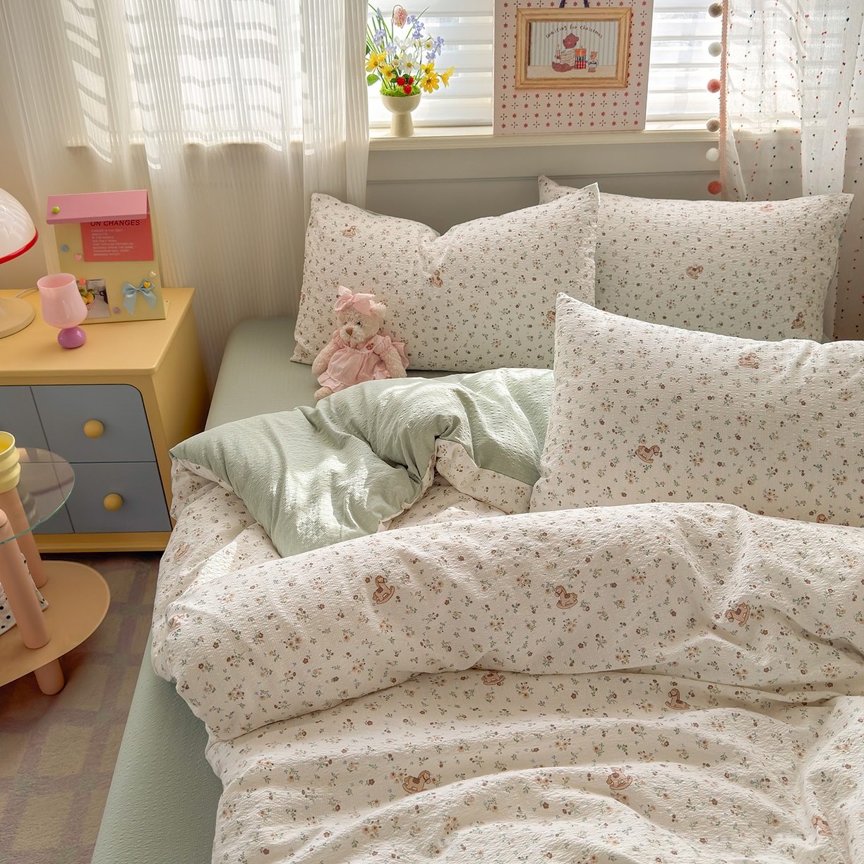 91家纺网 家纺一手货源 找家纺 优承佳生活馆 2026新款卡通小清新风格高克重超柔软糯泡芙双层纱面料三件套四件套单被套系列 （提供买家秀） 春日木马