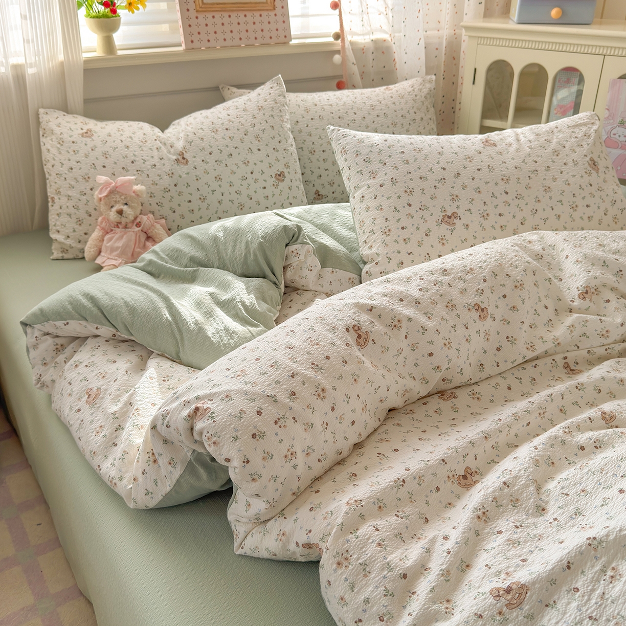 91家纺网 家纺一手货源 找家纺 优承佳生活馆 2026新款卡通小清新风格高克重超柔软糯泡芙双层纱面料三件套四件套单被套系列 （提供买家秀） 春日木马