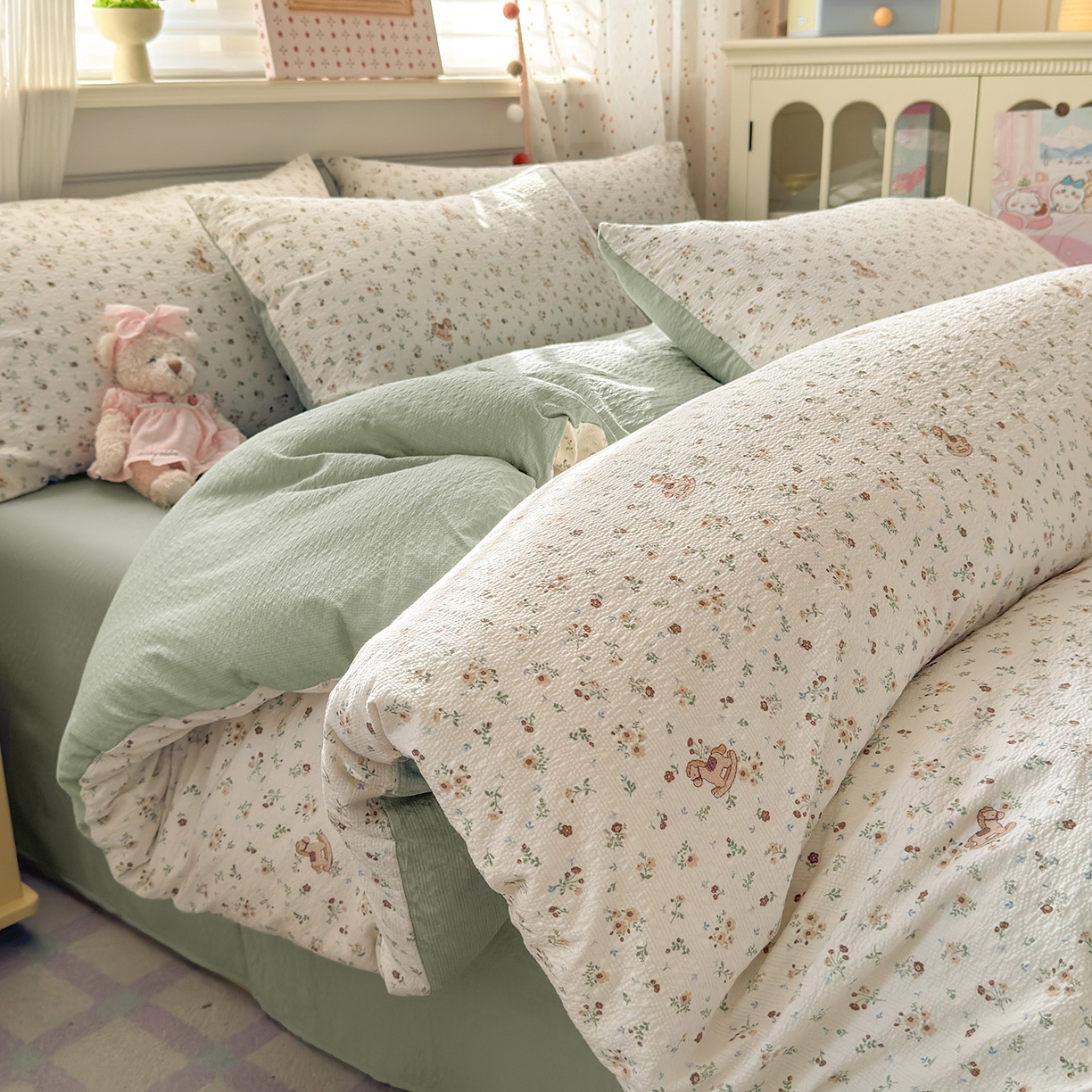 91家纺网 家纺一手货源 找家纺 优承佳生活馆 2026新款卡通小清新风格高克重超柔软糯泡芙双层纱面料三件套四件套单被套系列 （提供买家秀） 春日木马