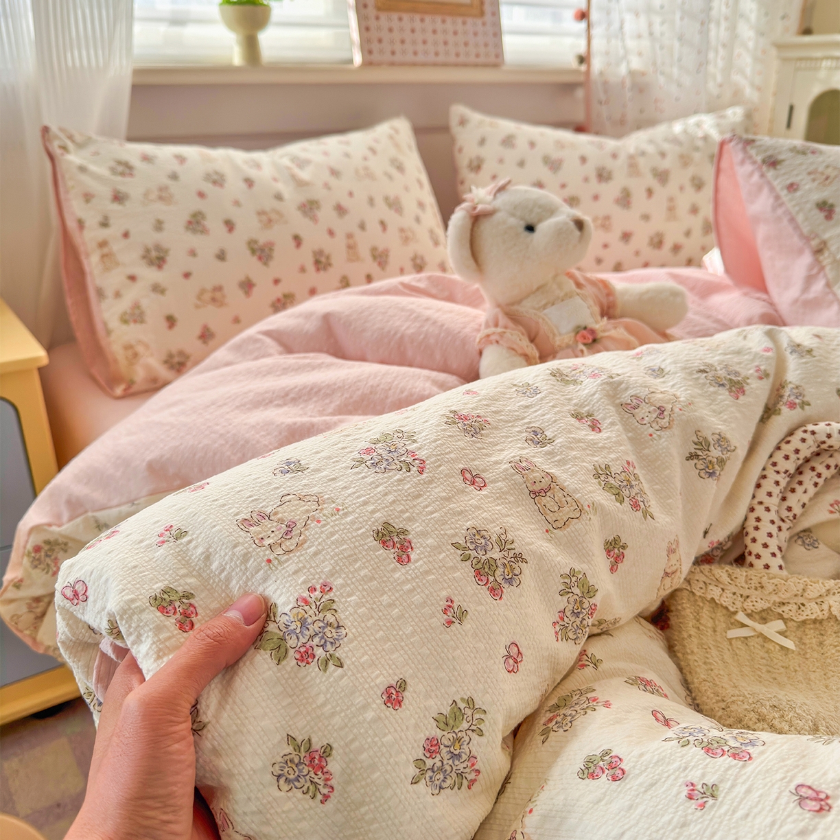91家纺网 家纺一手货源 找家纺 优承佳生活馆 2026新款卡通小清新风格高克重超柔软糯泡芙双层纱面料三件套四件套单被套系列 （提供买家秀） 花间兔语