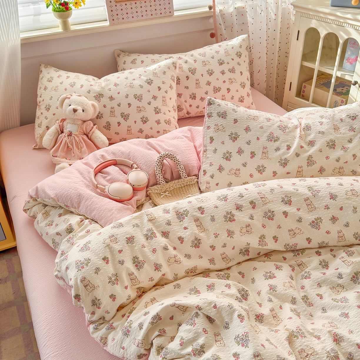 91家纺网 家纺一手货源 找家纺 优承佳生活馆 2026新款卡通小清新风格高克重超柔软糯泡芙双层纱面料三件套四件套单被套系列 （提供买家秀） 花间兔语