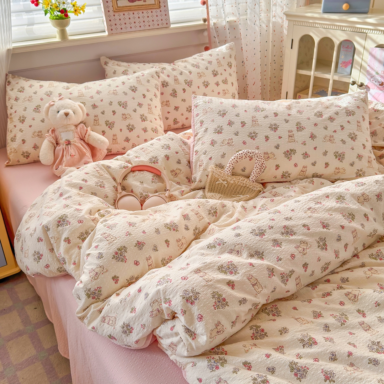 91家纺网 家纺一手货源 找家纺 优承佳生活馆 2026新款卡通小清新风格高克重超柔软糯泡芙双层纱面料三件套四件套单被套系列 （提供买家秀） 花间兔语