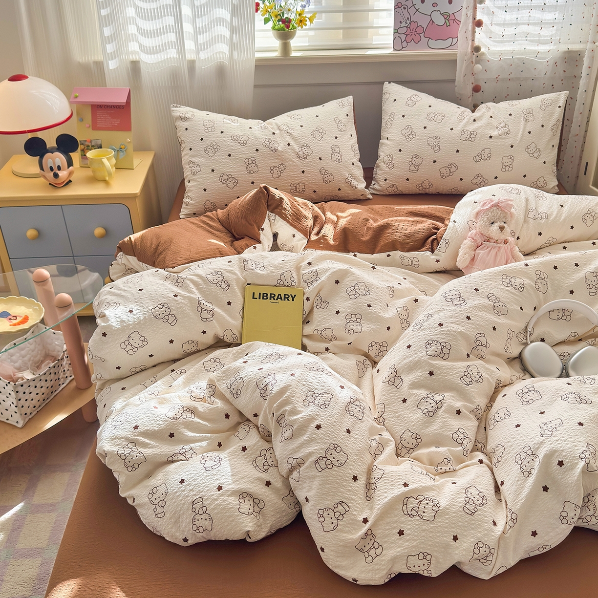 91家纺网 家纺一手货源 找家纺 优承佳生活馆 2026新款卡通小清新风格高克重超柔软糯泡芙双层纱面料三件套四件套单被套系列 （提供买家秀） 咖色凯蒂