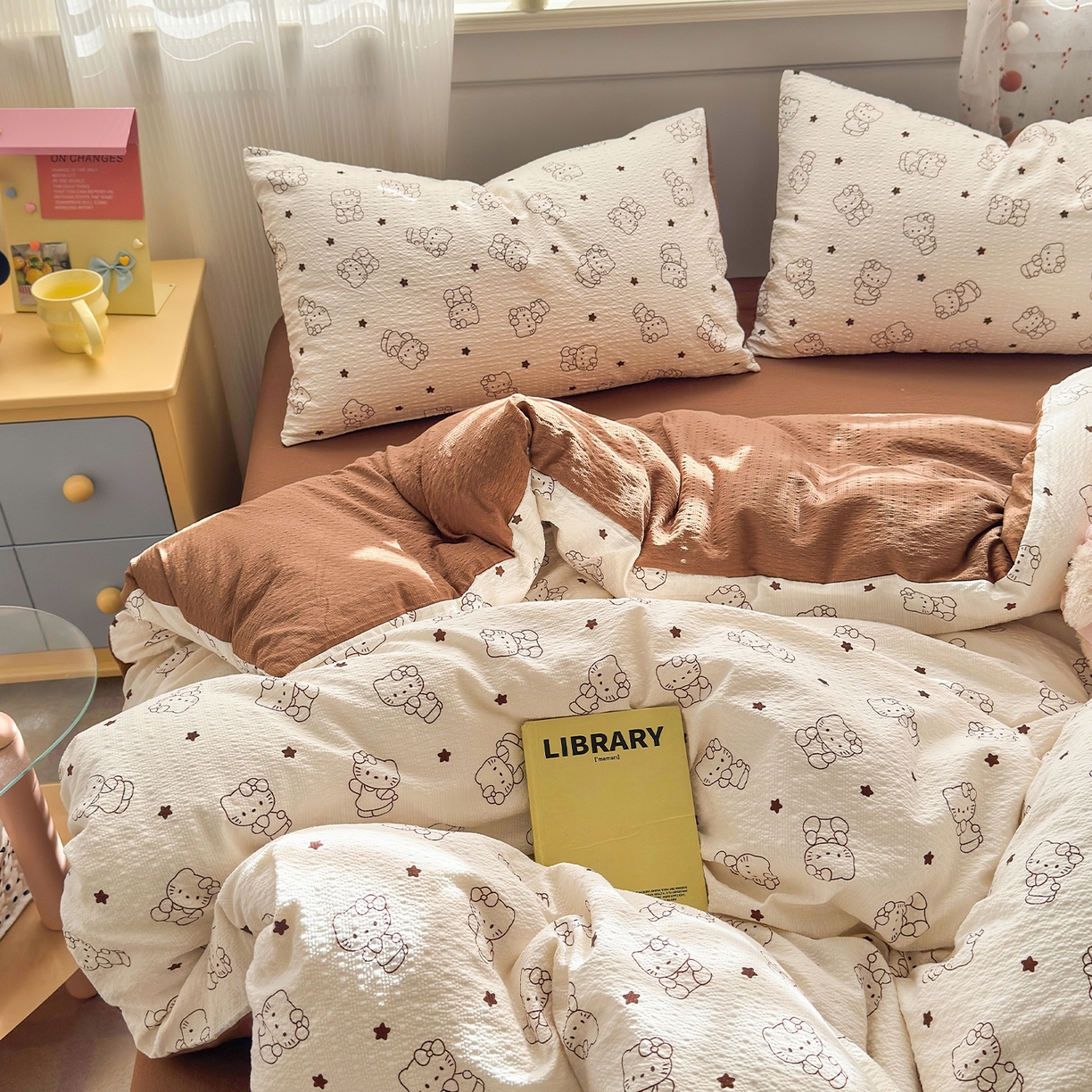 91家纺网 家纺一手货源 找家纺 优承佳生活馆 2026新款卡通小清新风格高克重超柔软糯泡芙双层纱面料三件套四件套单被套系列 （提供买家秀） 咖色凯蒂