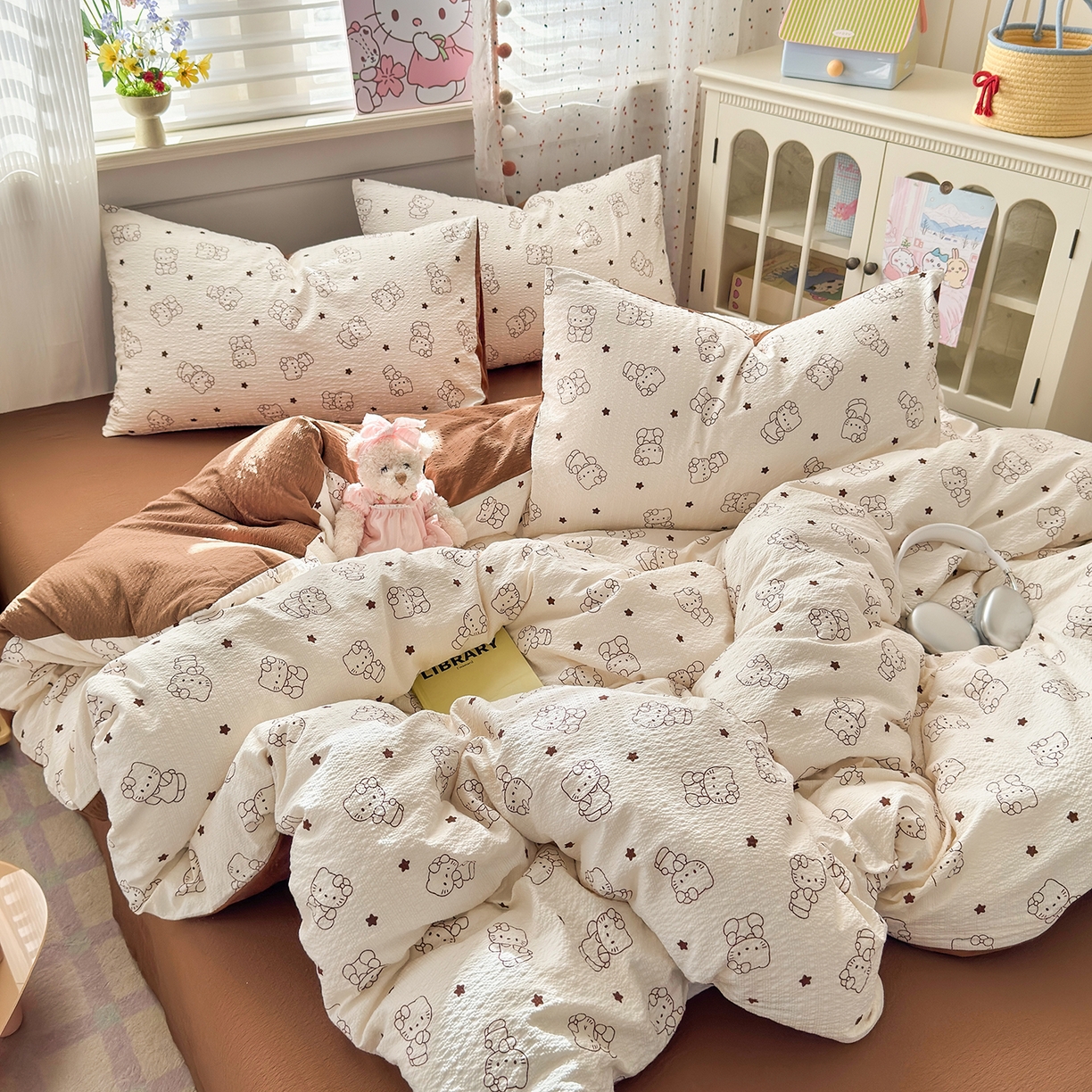 91家纺网 家纺一手货源 找家纺 优承佳生活馆 2026新款卡通小清新风格高克重超柔软糯泡芙双层纱面料三件套四件套单被套系列 （提供买家秀） 咖色凯蒂
