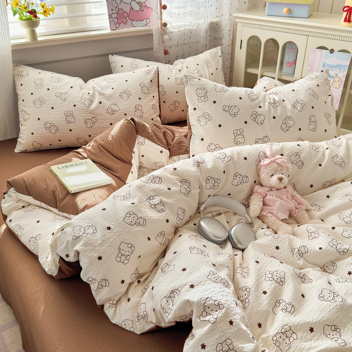 91家纺网 家纺一手货源 找家纺 优承佳生活馆 2026新款卡通小清新风格高克重超柔软糯泡芙双层纱面料三件套四件套单被套系列 （提供买家秀） 咖色凯蒂