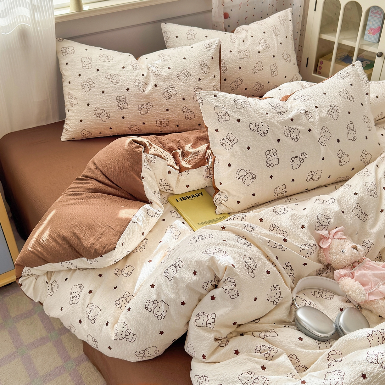 91家纺网 家纺一手货源 找家纺 优承佳生活馆 2026新款卡通小清新风格高克重超柔软糯泡芙双层纱面料三件套四件套单被套系列 （提供买家秀） 咖色凯蒂