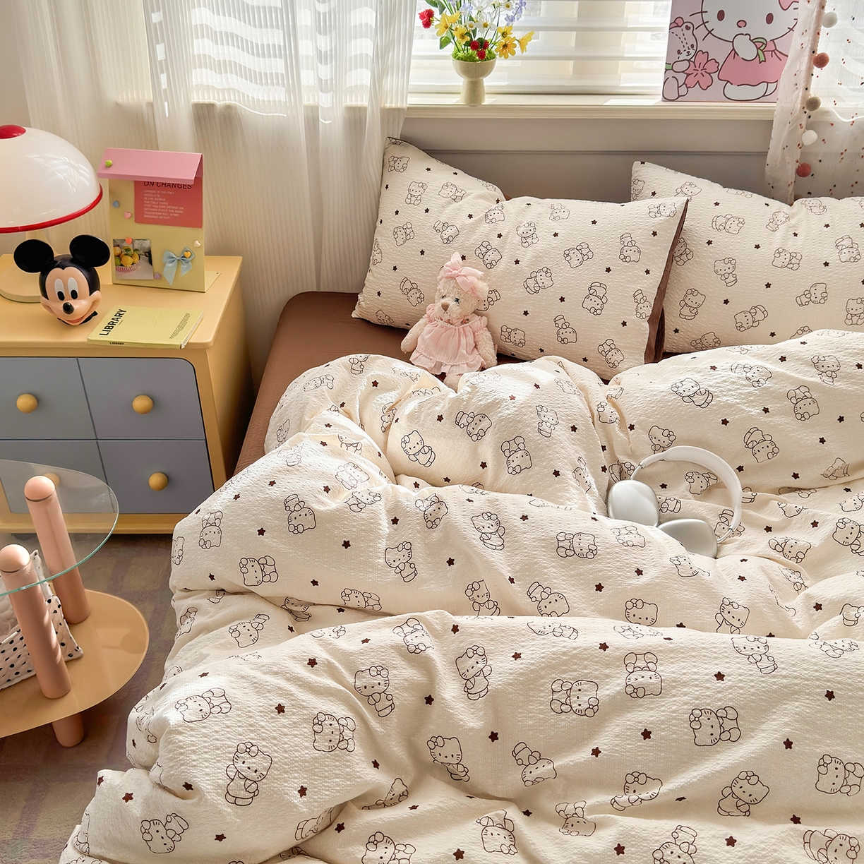 91家纺网 家纺一手货源 找家纺 优承佳生活馆 2026新款卡通小清新风格高克重超柔软糯泡芙双层纱面料三件套四件套单被套系列 （提供买家秀） 咖色凯蒂