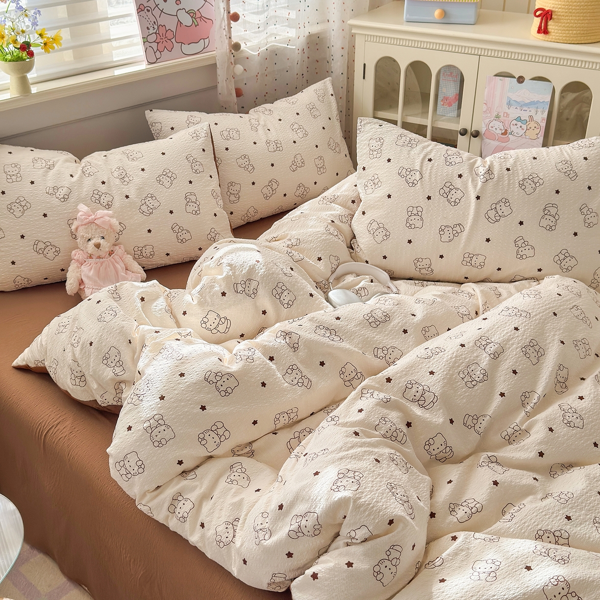 91家纺网 家纺一手货源 找家纺 优承佳生活馆 2026新款卡通小清新风格高克重超柔软糯泡芙双层纱面料三件套四件套单被套系列 （提供买家秀） 咖色凯蒂