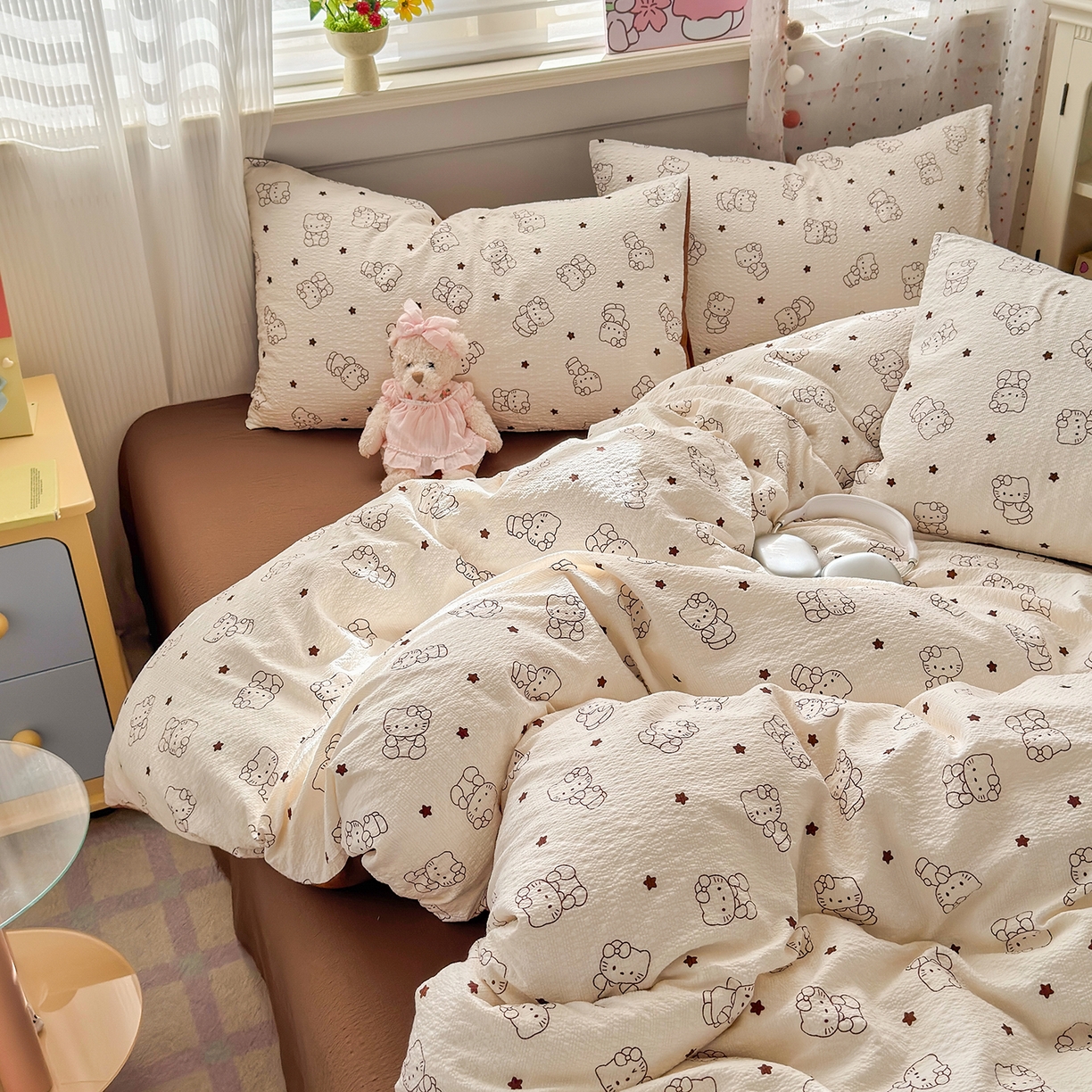 91家纺网 家纺一手货源 找家纺 优承佳生活馆 2026新款卡通小清新风格高克重超柔软糯泡芙双层纱面料三件套四件套单被套系列 （提供买家秀） 咖色凯蒂