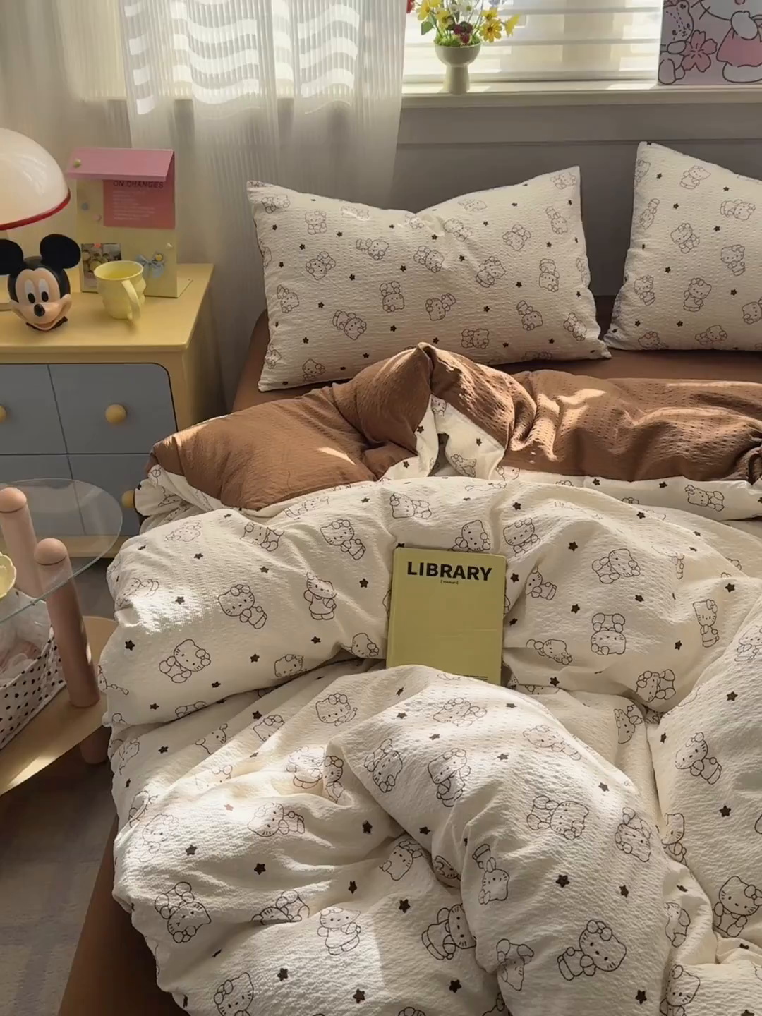 91家纺网 家纺一手货源 找家纺 优承佳生活馆 2026新款卡通小清新风格高克重超柔软糯泡芙双层纱面料三件套四件套单被套系列 （提供买家秀） 咖色凯蒂
