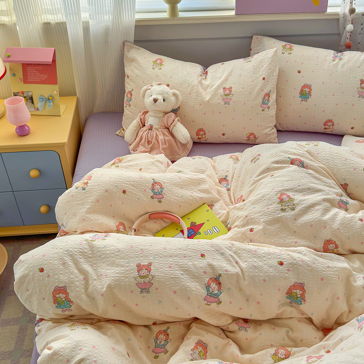 91家纺网 家纺一手货源 找家纺 优承佳生活馆 2026新款卡通小清新风格高克重超柔软糯泡芙双层纱面料三件套四件套单被套系列 （提供买家秀） 女孩日常