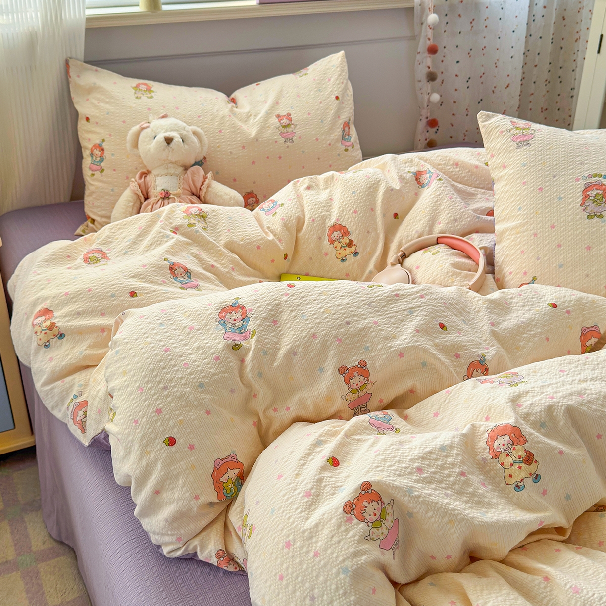 91家纺网 家纺一手货源 找家纺 优承佳生活馆 2026新款卡通小清新风格高克重超柔软糯泡芙双层纱面料三件套四件套单被套系列 （提供买家秀） 女孩日常