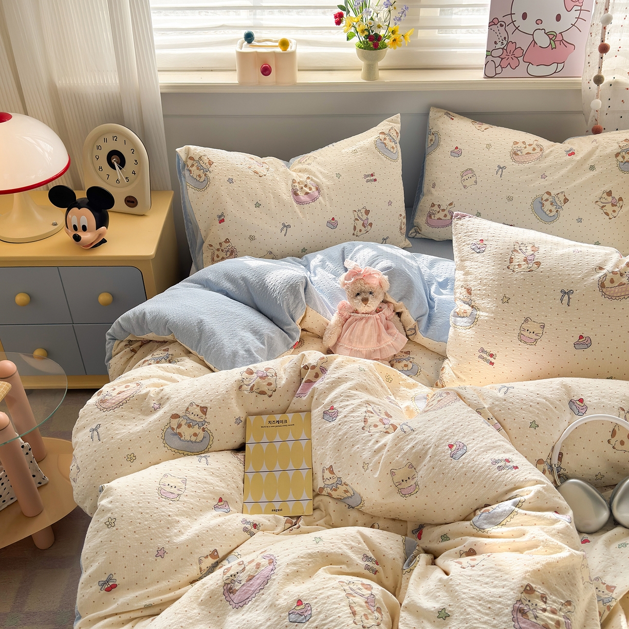 91家纺网 家纺一手货源 找家纺 优承佳生活馆 2026新款卡通小清新风格高克重超柔软糯泡芙双层纱面料三件套四件套单被套系列 （提供买家秀） 甜猫派对