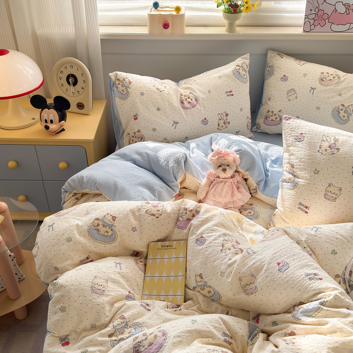 91家纺网 家纺一手货源 找家纺 优承佳生活馆 2026新款卡通小清新风格高克重超柔软糯泡芙双层纱面料三件套四件套单被套系列 （提供买家秀） 甜猫派对