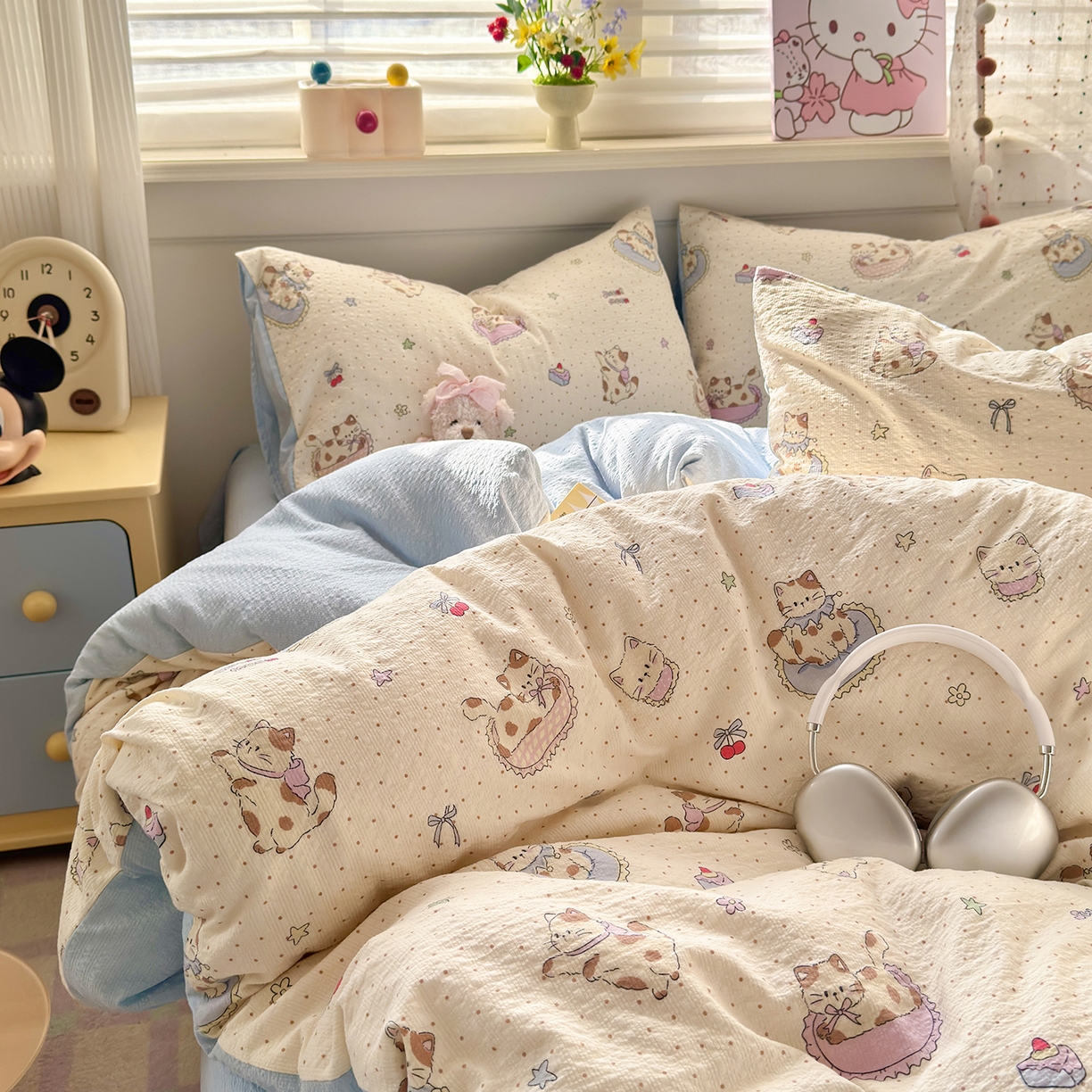 91家纺网 家纺一手货源 找家纺 优承佳生活馆 2026新款卡通小清新风格高克重超柔软糯泡芙双层纱面料三件套四件套单被套系列 （提供买家秀） 甜猫派对