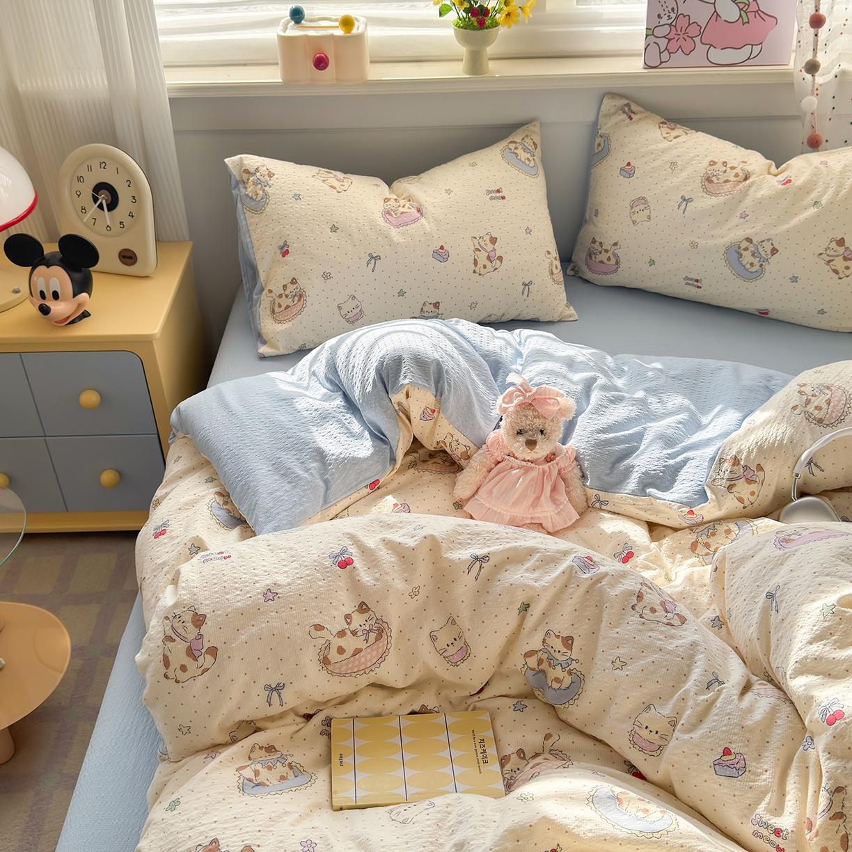 91家纺网 家纺一手货源 找家纺 优承佳生活馆 2026新款卡通小清新风格高克重超柔软糯泡芙双层纱面料三件套四件套单被套系列 （提供买家秀） 甜猫派对