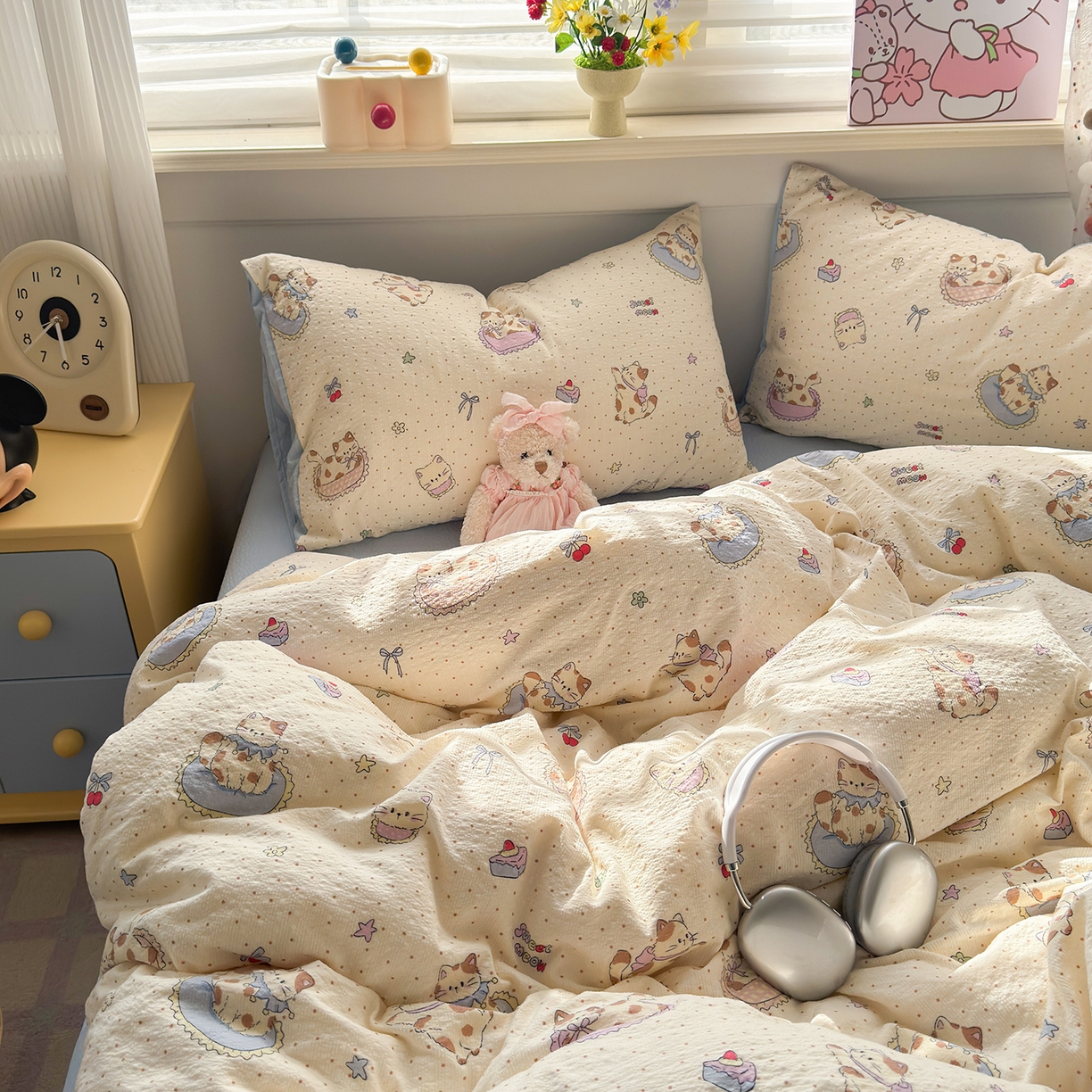 91家纺网 家纺一手货源 找家纺 优承佳生活馆 2026新款卡通小清新风格高克重超柔软糯泡芙双层纱面料三件套四件套单被套系列 （提供买家秀） 甜猫派对