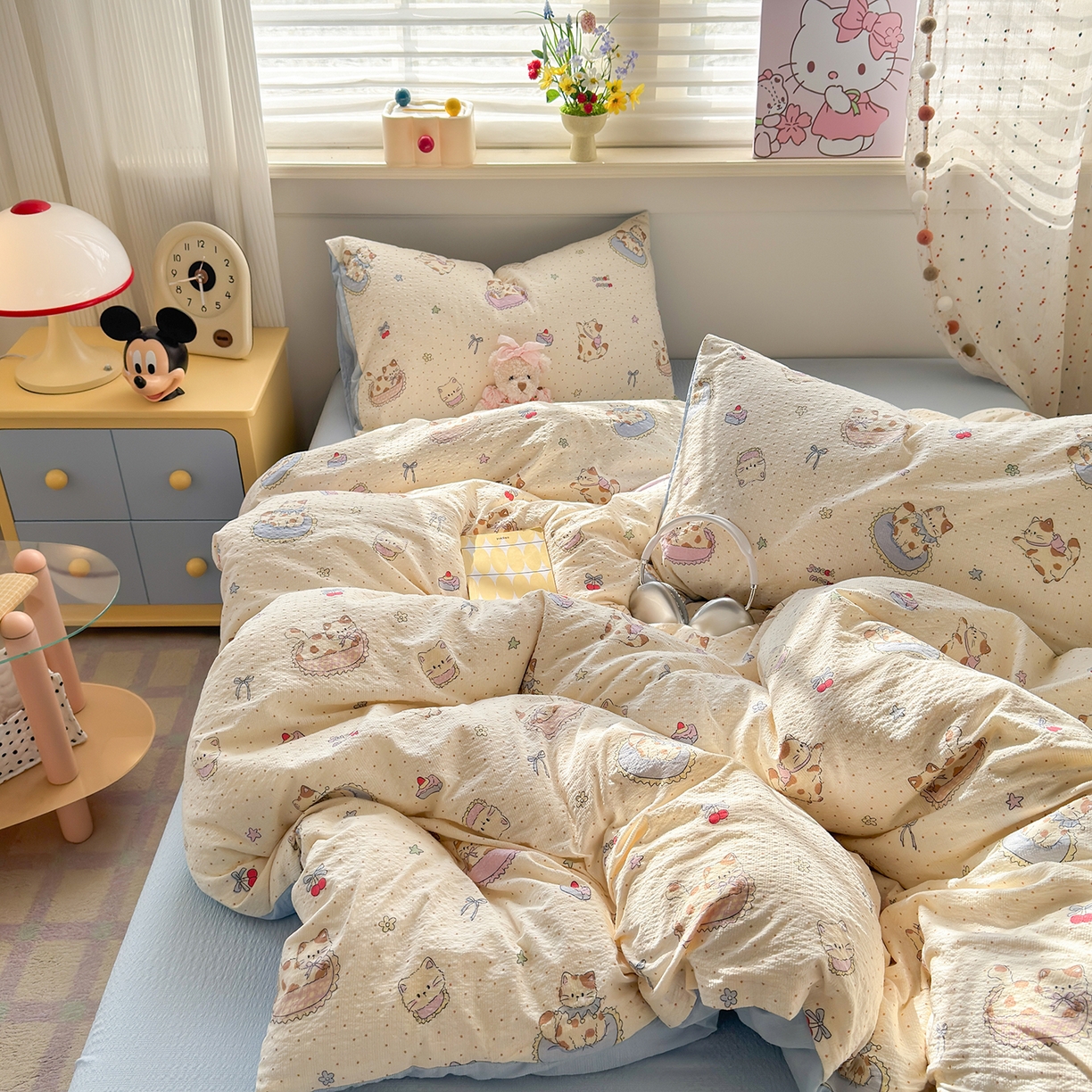 91家纺网 家纺一手货源 找家纺 优承佳生活馆 2026新款卡通小清新风格高克重超柔软糯泡芙双层纱面料三件套四件套单被套系列 （提供买家秀） 甜猫派对