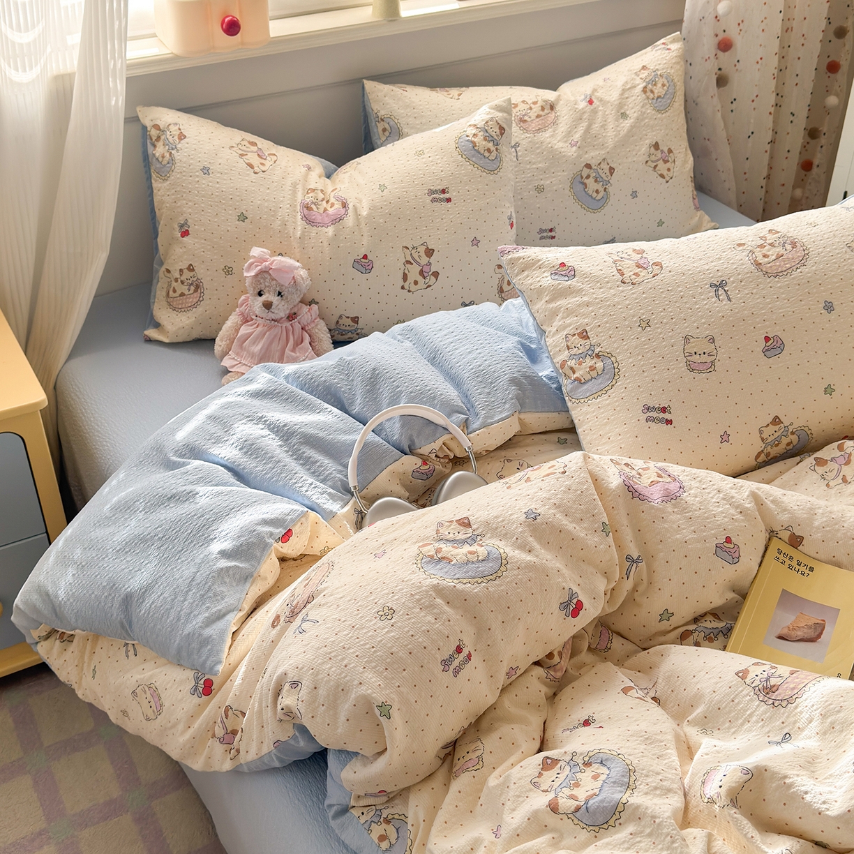 91家纺网 家纺一手货源 找家纺 优承佳生活馆 2026新款卡通小清新风格高克重超柔软糯泡芙双层纱面料三件套四件套单被套系列 （提供买家秀） 甜猫派对