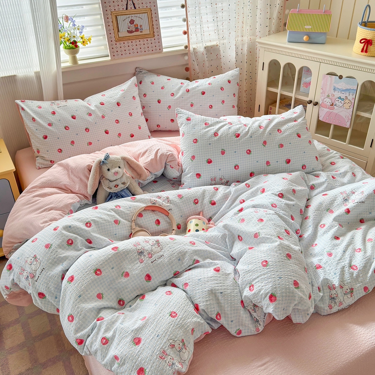 优承佳生活馆 2026新款卡通小清新风格高克重超柔软糯泡芙双层纱面料三件套四件套单被套系列 （提供买家秀） 甜心草莓兔