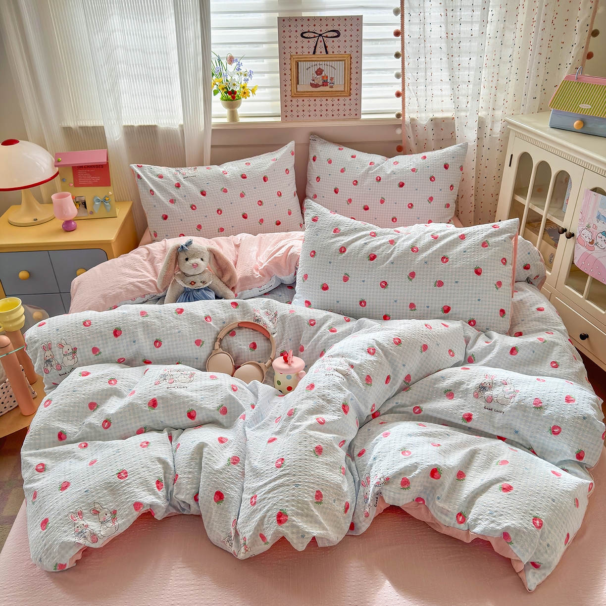 91家纺网 家纺一手货源 找家纺 优承佳生活馆 2026新款卡通小清新风格高克重超柔软糯泡芙双层纱面料三件套四件套单被套系列 （提供买家秀） 甜心草莓兔