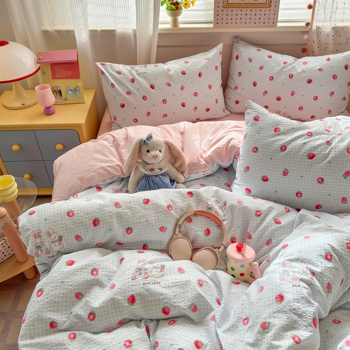 91家纺网 家纺一手货源 找家纺 优承佳生活馆 2026新款卡通小清新风格高克重超柔软糯泡芙双层纱面料三件套四件套单被套系列 （提供买家秀） 甜心草莓兔