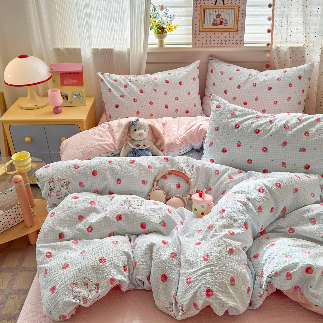 91家纺网 家纺一手货源 找家纺 优承佳生活馆 2026新款卡通小清新风格高克重超柔软糯泡芙双层纱面料三件套四件套单被套系列 （提供买家秀） 甜心草莓兔