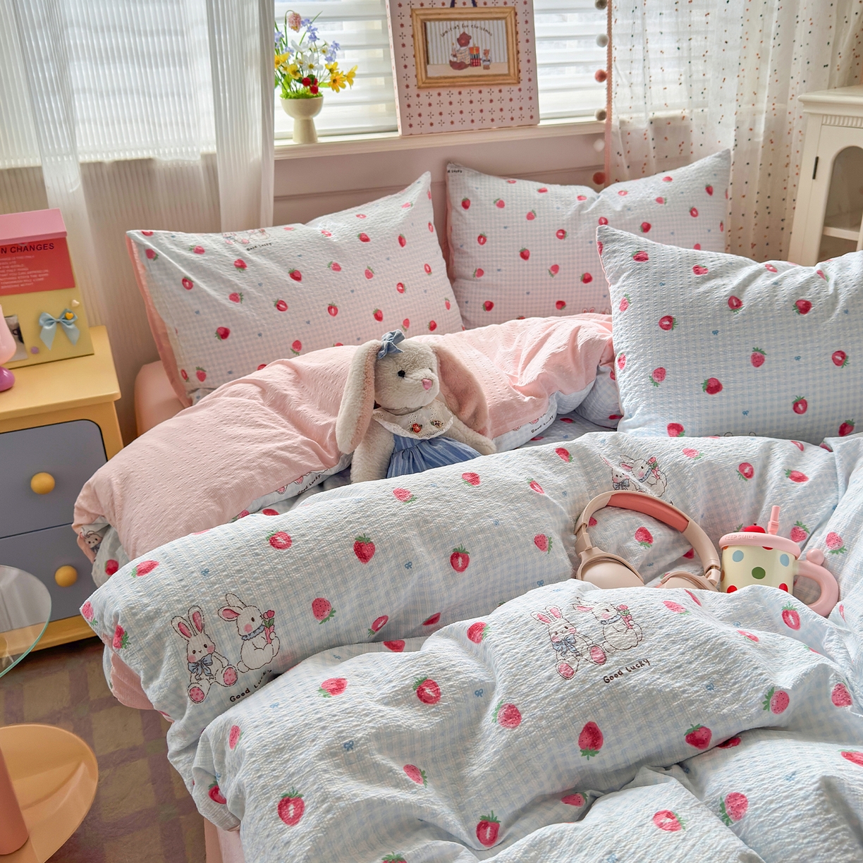 91家纺网 家纺一手货源 找家纺 优承佳生活馆 2026新款卡通小清新风格高克重超柔软糯泡芙双层纱面料三件套四件套单被套系列 （提供买家秀） 甜心草莓兔