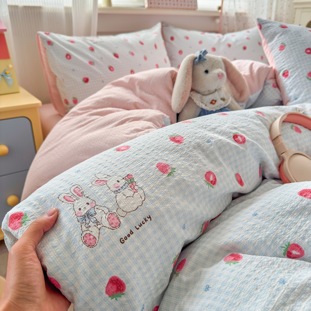 91家纺网 家纺一手货源 找家纺 优承佳生活馆 2026新款卡通小清新风格高克重超柔软糯泡芙双层纱面料三件套四件套单被套系列 （提供买家秀） 甜心草莓兔