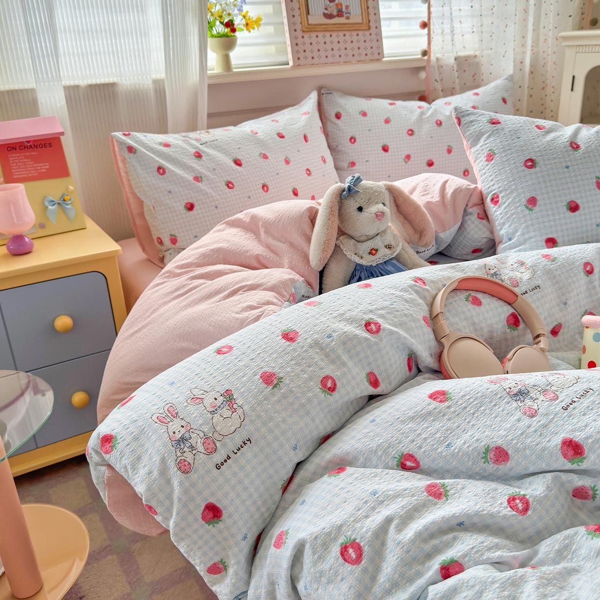 91家纺网 家纺一手货源 找家纺 优承佳生活馆 2026新款卡通小清新风格高克重超柔软糯泡芙双层纱面料三件套四件套单被套系列 （提供买家秀） 甜心草莓兔