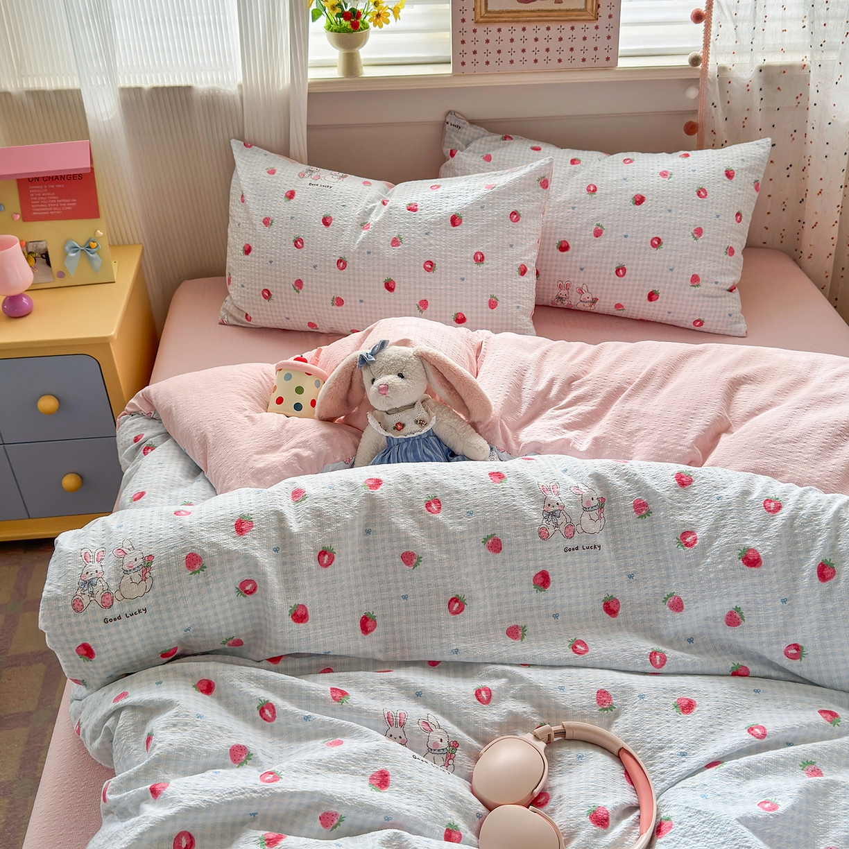 91家纺网 家纺一手货源 找家纺 优承佳生活馆 2026新款卡通小清新风格高克重超柔软糯泡芙双层纱面料三件套四件套单被套系列 （提供买家秀） 甜心草莓兔