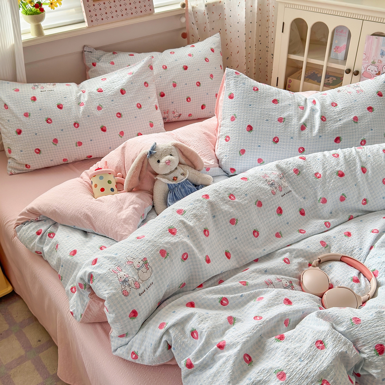 91家纺网 家纺一手货源 找家纺 优承佳生活馆 2026新款卡通小清新风格高克重超柔软糯泡芙双层纱面料三件套四件套单被套系列 （提供买家秀） 甜心草莓兔