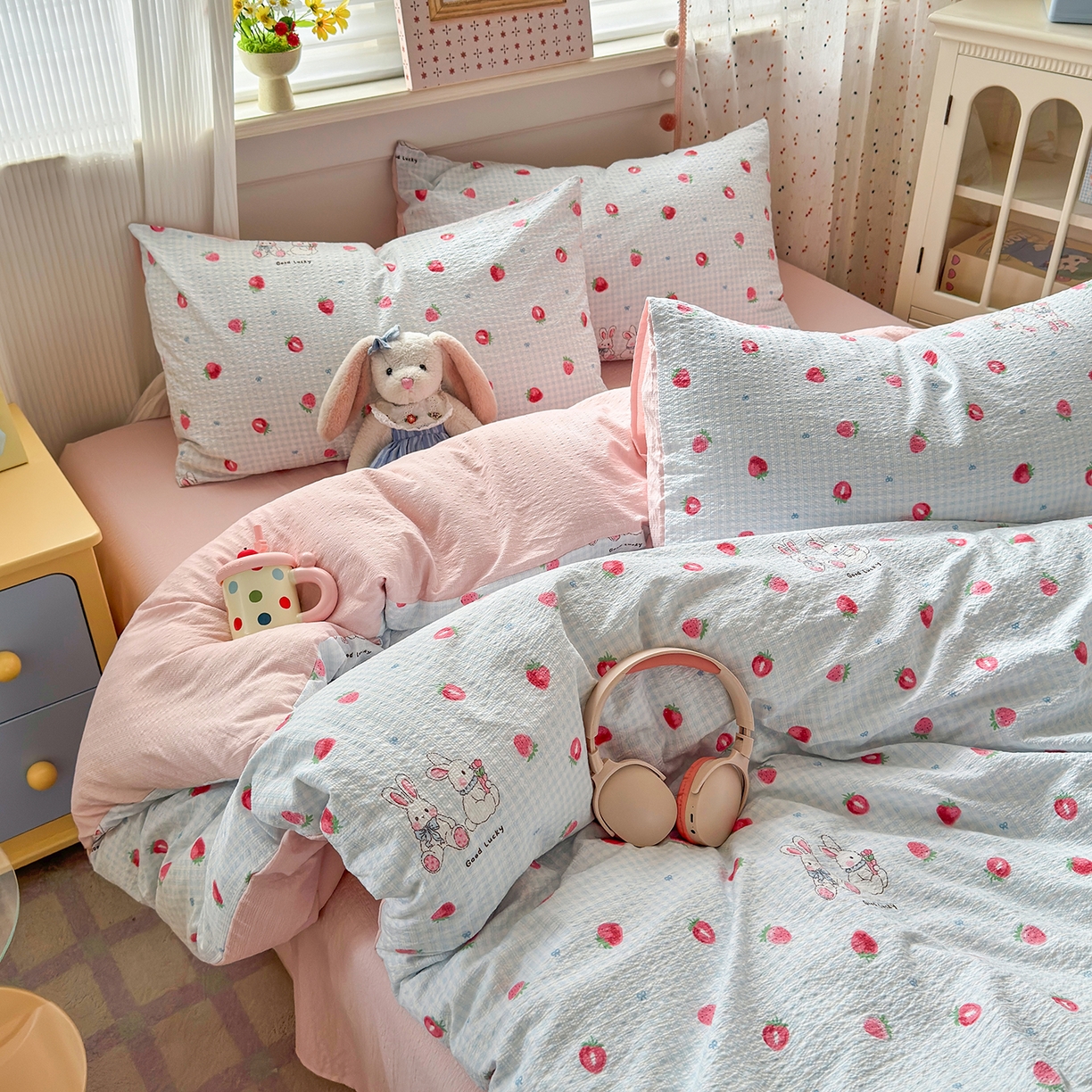 91家纺网 家纺一手货源 找家纺 优承佳生活馆 2026新款卡通小清新风格高克重超柔软糯泡芙双层纱面料三件套四件套单被套系列 （提供买家秀） 甜心草莓兔