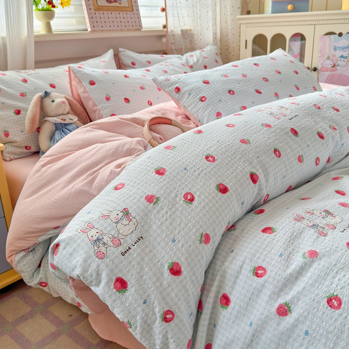 91家纺网 家纺一手货源 找家纺 优承佳生活馆 2026新款卡通小清新风格高克重超柔软糯泡芙双层纱面料三件套四件套单被套系列 （提供买家秀） 甜心草莓兔