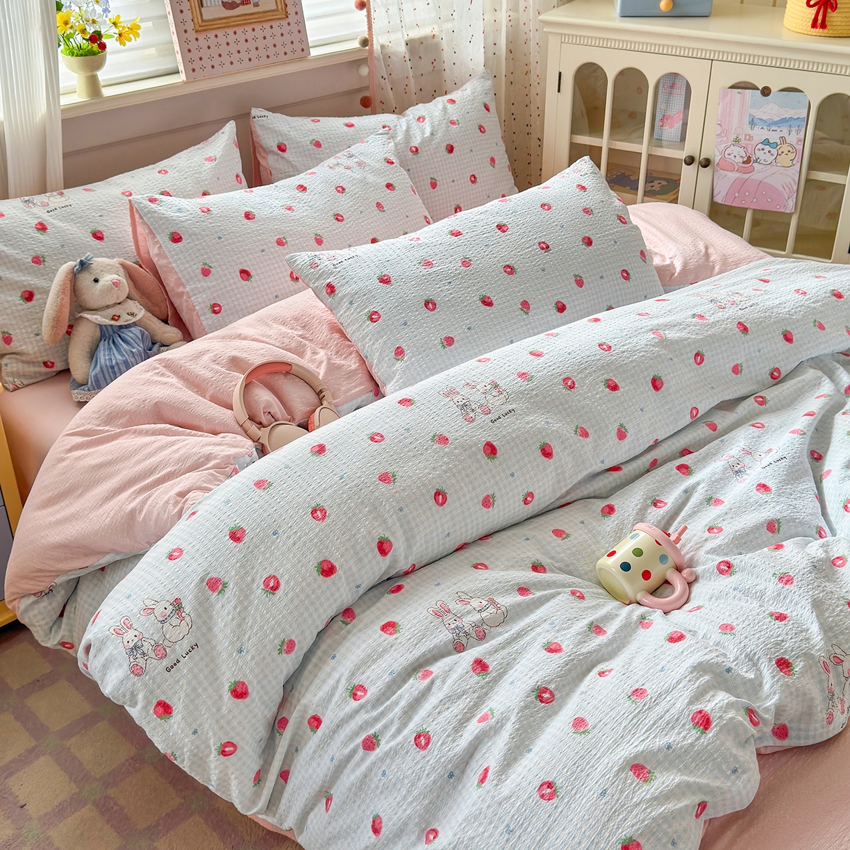 91家纺网 家纺一手货源 找家纺 优承佳生活馆 2026新款卡通小清新风格高克重超柔软糯泡芙双层纱面料三件套四件套单被套系列 （提供买家秀） 甜心草莓兔
