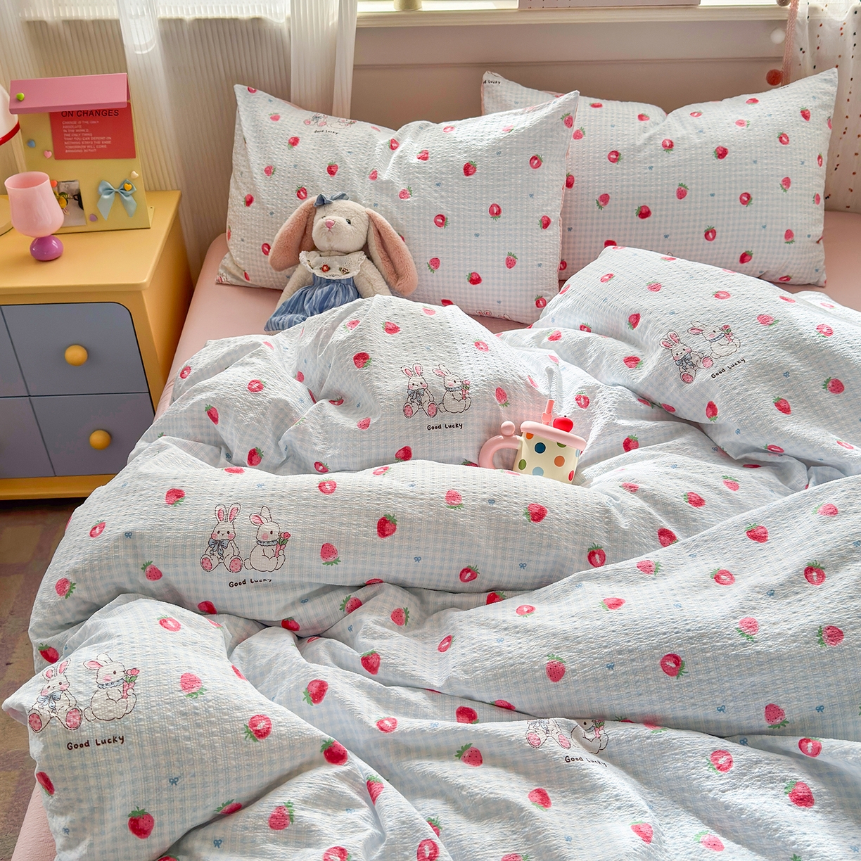 91家纺网 家纺一手货源 找家纺 优承佳生活馆 2026新款卡通小清新风格高克重超柔软糯泡芙双层纱面料三件套四件套单被套系列 （提供买家秀） 甜心草莓兔