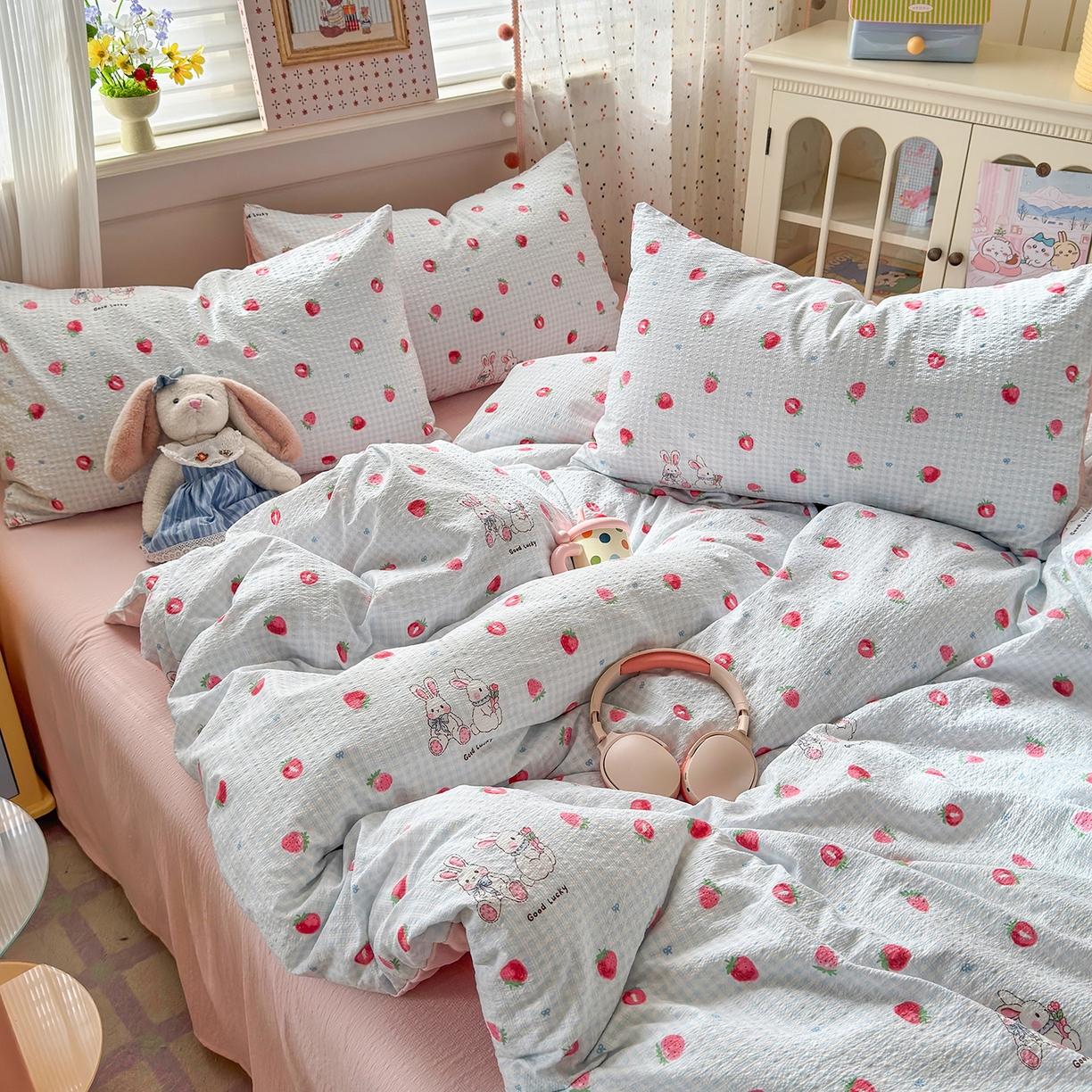 91家纺网 家纺一手货源 找家纺 优承佳生活馆 2026新款卡通小清新风格高克重超柔软糯泡芙双层纱面料三件套四件套单被套系列 （提供买家秀） 甜心草莓兔