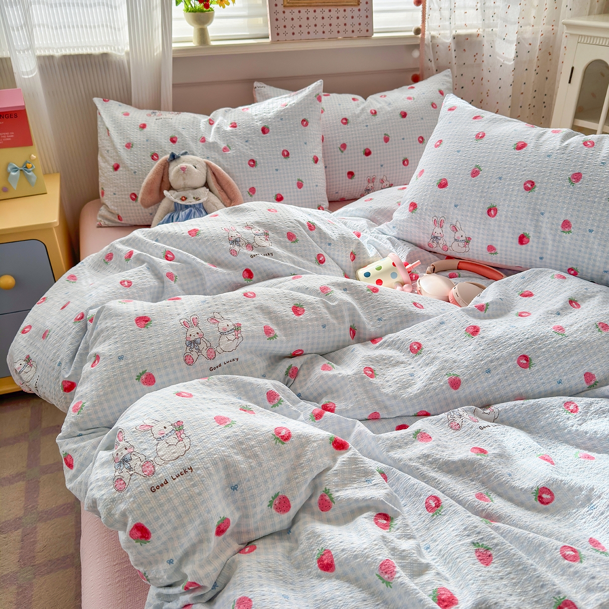 91家纺网 家纺一手货源 找家纺 优承佳生活馆 2026新款卡通小清新风格高克重超柔软糯泡芙双层纱面料三件套四件套单被套系列 （提供买家秀） 甜心草莓兔