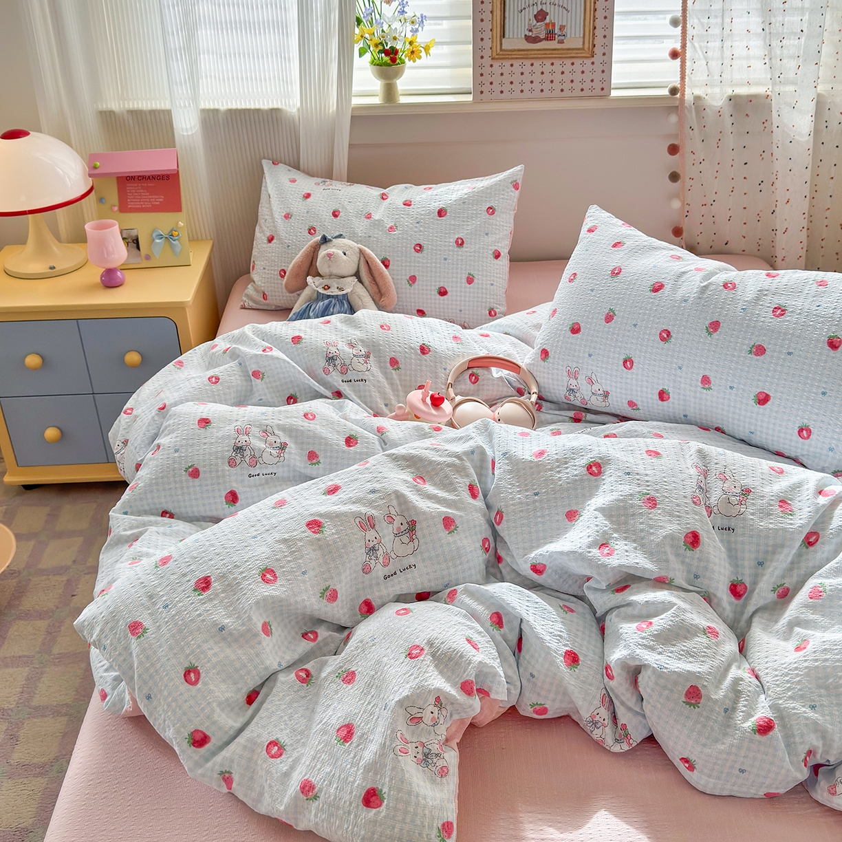 91家纺网 家纺一手货源 找家纺 优承佳生活馆 2026新款卡通小清新风格高克重超柔软糯泡芙双层纱面料三件套四件套单被套系列 （提供买家秀） 甜心草莓兔