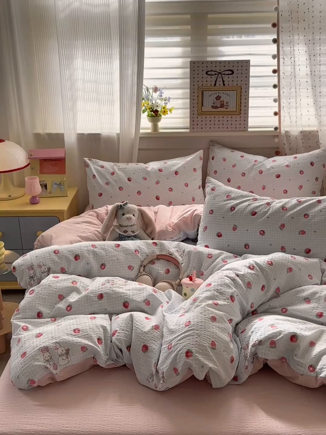 91家纺网 家纺一手货源 找家纺 优承佳生活馆 2026新款卡通小清新风格高克重超柔软糯泡芙双层纱面料三件套四件套单被套系列 （提供买家秀） 甜心草莓兔