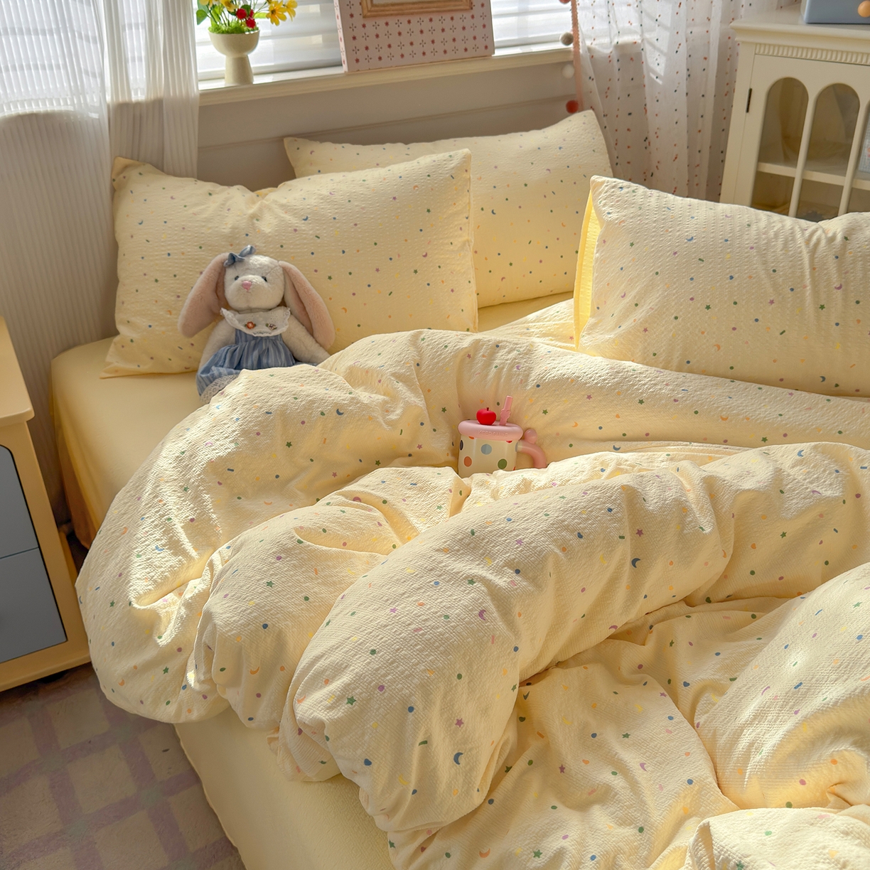 91家纺网 家纺一手货源 找家纺 优承佳生活馆 2026新款卡通小清新风格高克重超柔软糯泡芙双层纱面料三件套四件套单被套系列 （提供买家秀） 童趣星空