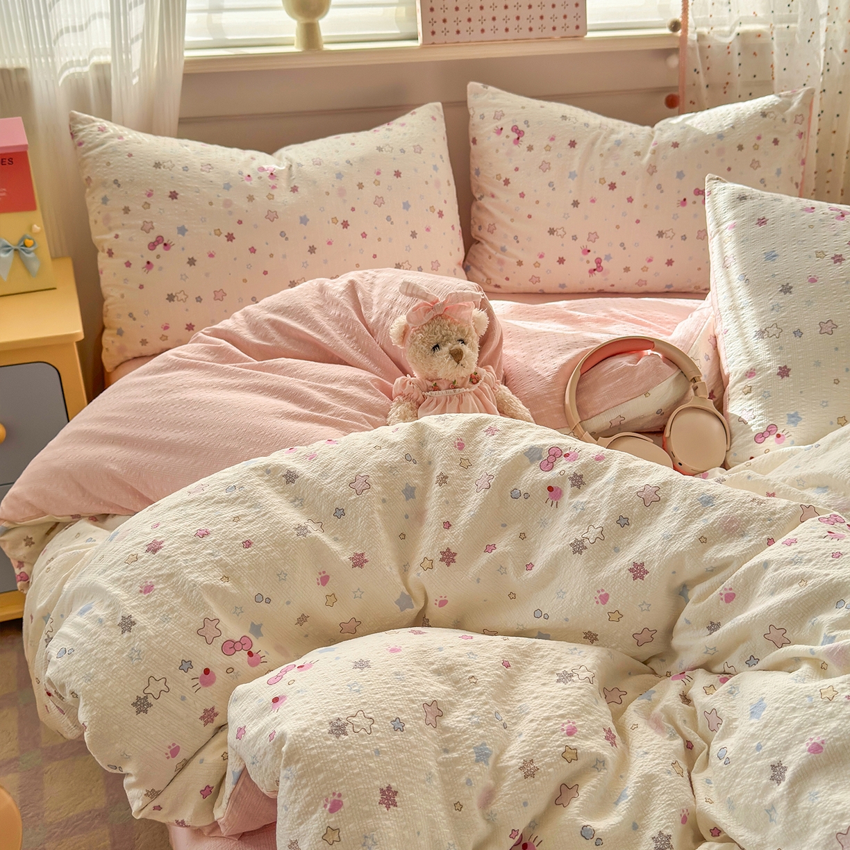 91家纺网 家纺一手货源 找家纺 优承佳生活馆 2026新款卡通小清新风格高克重超柔软糯泡芙双层纱面料三件套四件套单被套系列 （提供买家秀） 星星kt